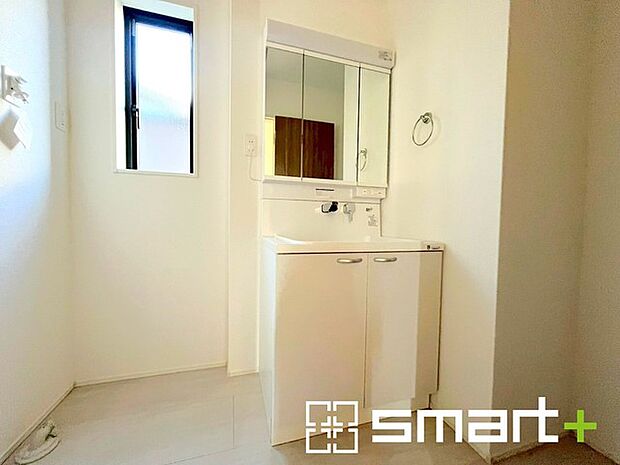 ~シャワー付き洗面台を採用~ ・洗面台の蛇口がホースで伸びシャワーとしてご利用可能。 ・朝の寝ぐせ直しなどにシャワーを使いたい時、洗面台の掃除をする際にも便利にお使いいただけますよ。