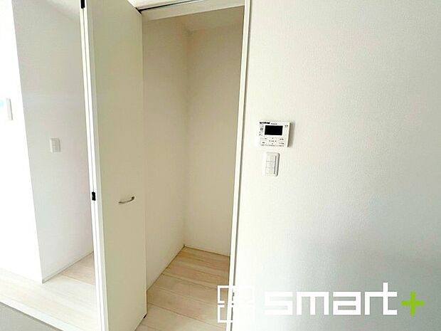 〜パントリーのあるお住まい〜 ・キッチン横にパントリー（食糧庫）をご用意。買い溜めした食材などはもちろん、ティッシュなどの置場としてもご利用いただけます。 ・ぜひ現地でご確認くださいませ。 