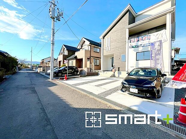 ~十分な広さのある前面道路~ ・前面道路は約5mございますので、お車でのすれ違いも楽々で余計なストレスがかかりません。 ・日々お車での移動が多い方には大切なポイントですね。