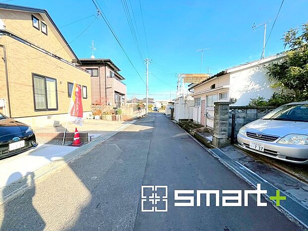 ~閑静な住宅街の立地~ ・周辺は閑静な住宅街となっておりますので、静かな暮らしをご実現いただけます。 ・前面道路の交通量も多くないので、小さなお子様がいるご家庭でもご安心ですね。