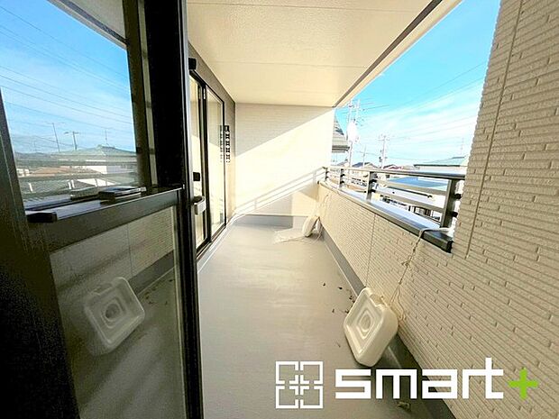 〜屋根付きのバルコニー〜 ・バルコニーは屋根付きなので急な雨でも安心です。 ・奥行きもあるので洗濯物が干しやすいのも嬉しいポイントですね。 