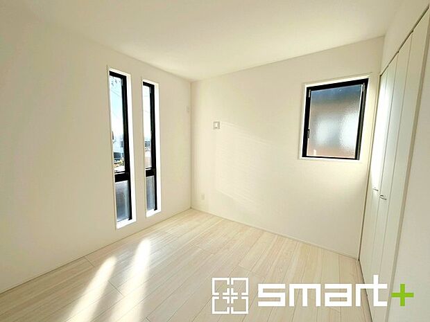 ~2面採光の明るいお部屋~ ・洋室は2面採光とする事で穏やかな陽の入る明るい空間となっております。 ・くつろぎのプライベート時間を明るい空間で穏やかにお過ごしいただけます。