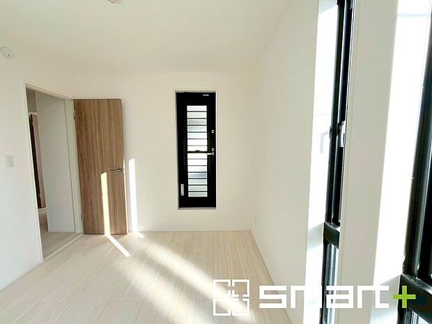 〜自然な風合いの洋室〜 ・ナチュラルな色彩で纏められた洋室は家具のコーディネートもしやすくなっております。 ・どんな家具にするか考えるだけでも楽しくなってきますね。 