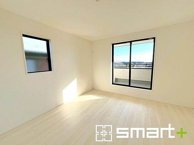 ~明るい洋室~ 2面採光でインナーバルコニーにも出れて動線も快適です。