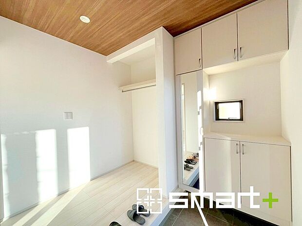 〜余裕の広さの玄関〜 ・玄関スペースを大きく取る事でご帰宅された際の開放感が違います。 ・お客様を出迎える顔にもなる玄関、この広さは魅力的ですね。ぜひ現地でご体感くださいませ。 