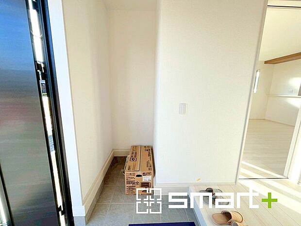 〜十分な容量のシューズボックス〜 ・備え付けのシューズボックスは充分な容量を確保。 ・より大型のものへのご変更などご希望の方もお気軽にご相談くださいませ。 