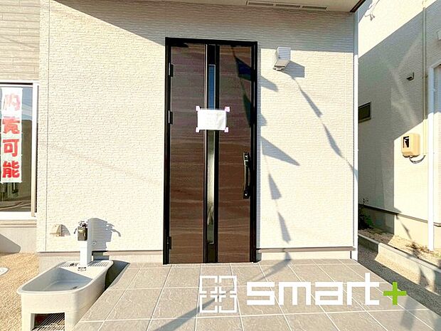 〜お住まいの顔「玄関」〜 ・玄関ドアの上にはもちろん軒がございますので、雨の日でも濡れずに鍵の開閉が可能です。 ・鍵は防犯性に優れたディンプルキーを採用。 