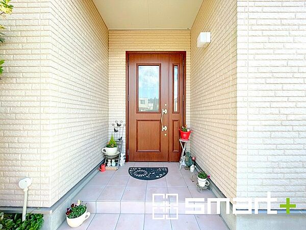 ～お住まいの顔「玄関」～ ・毎日お出かけの際もご帰宅の際も通る玄関。 ・ドアの交換や鍵の交換・追加などもお気軽にご相談くださいませ。