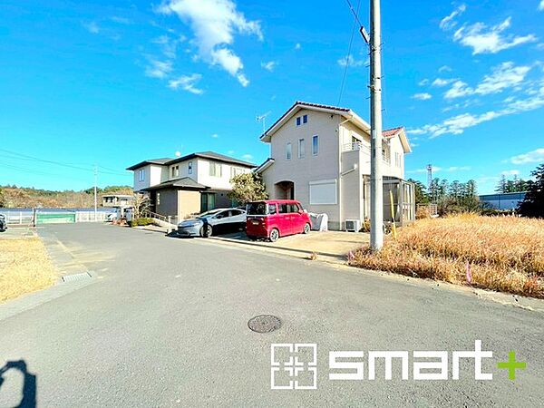 ～十分な広さのある前面道路～ ・前面道路は約5ｍございますので、お車でのすれ違いも楽々で余計なストレスがかかりません。 ・日々お車での移動が多い方には大切なポイントですね。