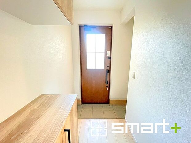 〜シューズインクロークのある玄関〜 ・玄関横にシューズインクロークをご用意。 ・追加の靴置きとしてはもちろん、スキー・ゴルフなど趣味の用具の置場としてもご利用いただけます。 