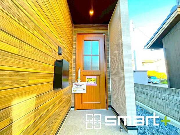 〜お住まいの顔「玄関」〜 ・玄関ドアの上にはもちろん軒がございますので、雨の日でも濡れずに鍵の開閉が可能です。 ・鍵は防犯性に優れたディンプルキーを採用。 