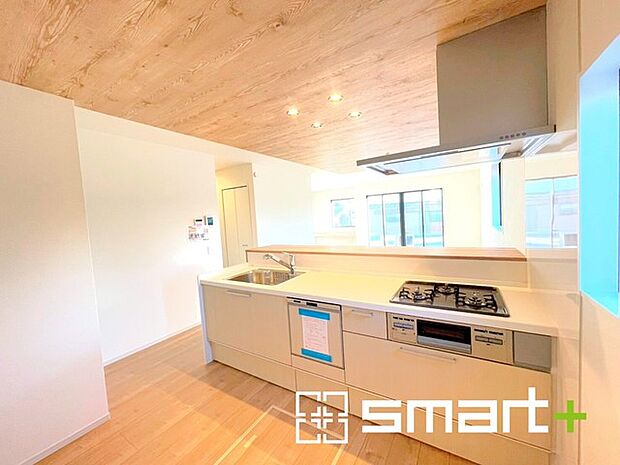 〜広々キッチンスペース〜 ・キッチンスペースは余裕のある広さとなっており、キッチン内のでのすれ違いも楽々。 ・お料理や洗い物がしやすい設計となっております。 