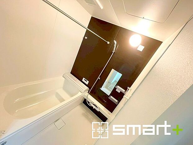 〜暖房乾燥機付きの浴室〜 ・ヒートショック対策にもなる浴室暖房を標準装備。冬場でも暖かくしてからご入浴が可能です。 ・もちろん乾燥機も付いておりますので、雨の日でも洗濯物を干せますよ。  