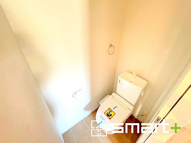 〜やはり便利なタンク式トイレ〜 ・最近はタンクレストイレもございますが、タンク式の場合は停電時もお水を流すことが可能。 ・故障時なども比較的費用が安くなるなど、メリットが多くなります。 