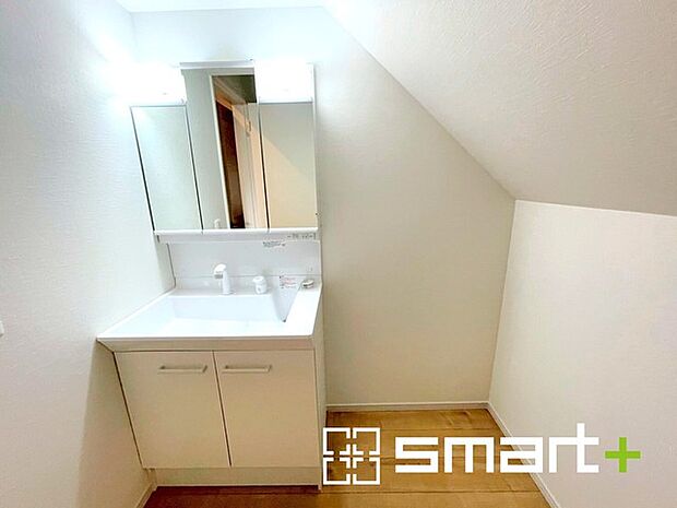 〜収納も充実の洗面台〜 ・洗面台は鏡の両側に物を置くスペースがございますので、整髪料や歯ブラシなどもスッキリと片付け可能。 ・洗面台下のパイプスペースにも洗剤などをご収納いただけます。 