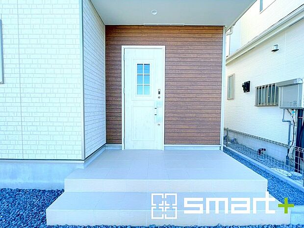 〜お住まいの顔「玄関」〜 ・玄関ドアの上にはもちろん軒がございますので、雨の日でも濡れずに鍵の開閉が可能です。 ・鍵は防犯性に優れたディンプルキーを採用。 