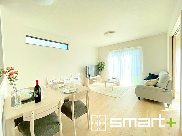 ~ナチュラルな色彩のLDK~ ・自然な風合いの色味で纏められたLDKは家具のコーディネートもしやすくなっております。 ・どんなインテリアにするか、考えるだけでも楽しくなりますね。