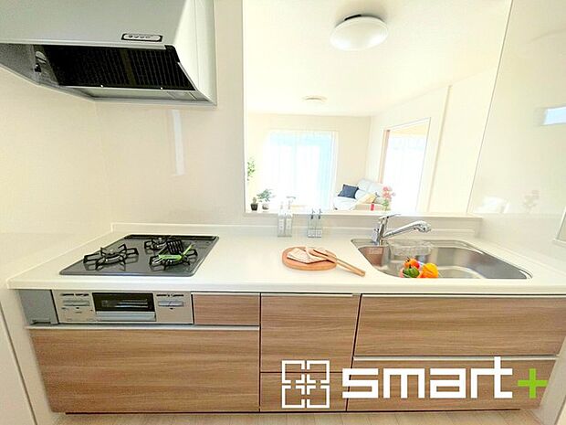 〜人気のカウンターキッチン〜 ・キッチンは人気のカウンタータイプを採用。「ご家族の顔が見える」造りです。 ・汚れの付きづらい天板、水はけの良いシンクなど機能面でも充実の仕様。 