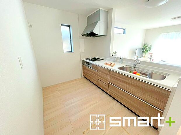 〜使い勝手の良いシステムキッチン〜 ・料理がしやすい設計のキッチンでお料理もはかどりますね。 ・もちろんキッチン下部は収納になっておりますので、フライパンなども収納可能です。 