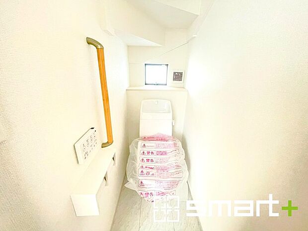 ~やはり便利なタンク式トイレ~ ・最近はタンクレストイレもございますが、タンク式の場合は停電時もお水を流すことが可能。 ・故障時なども比較的費用が安くなるなど、メリットが多くなります。