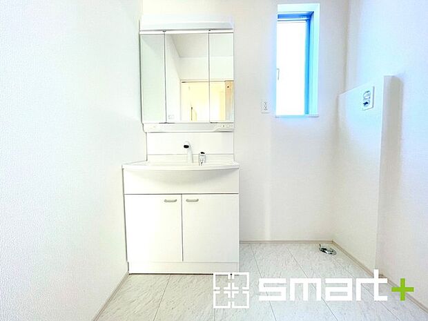 ~人気の三面鏡を採用~ ・洗面台は三面鏡仕様なので鏡の角度を変える事で頭の後ろの方までご確認可能です。 ・鏡の裏が収納になっておりますので、洗面台周りもスッキリと片付きます。