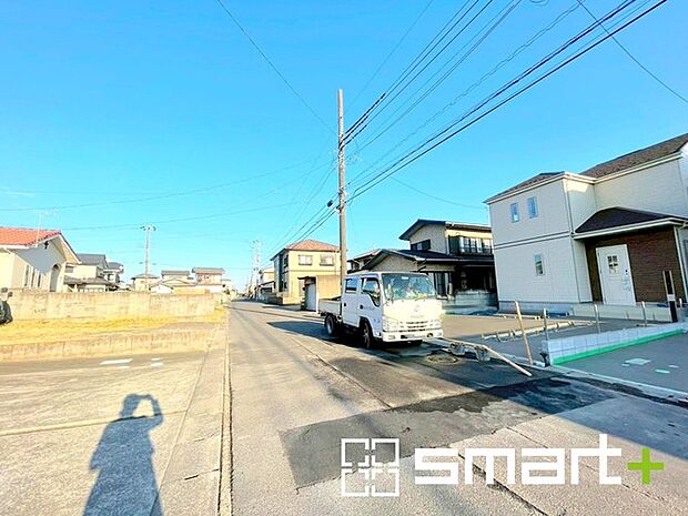 〜十分な広さのある前面道路〜 ・前面道路は約6ｍございますので、お車でのすれ違いも楽々で余計なストレスがかかりません。 ・日々お車での移動が多い方には大切なポイントですね。 