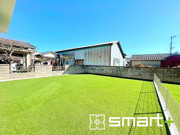 ~広々したお庭のある邸宅~ ・余裕の敷地には広いお庭もご用意。 ・ガーデニングや安らぎの空間として、倉庫を置いたりと様々な活用が可能です。