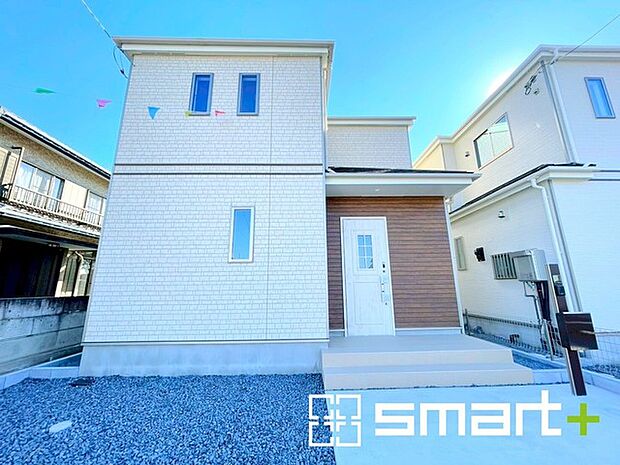 ~明るさを感じる外観~ ・外壁は2トーンカラーを採用し、デザイン性に優れた見た目となっております。 ・帰宅した際にホッと感じるような飽きのこない外観。ぜひ現地でご確認くださいませ。