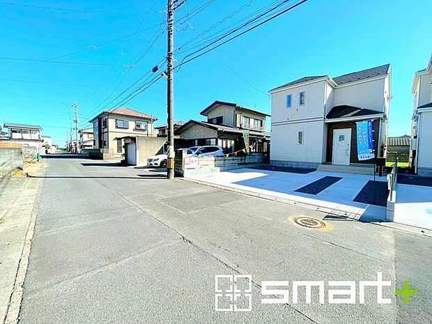 ~十分な広さのある前面道路~ ・前面道路は約6mございますので、お車でのすれ違いも楽々で余計なストレスがかかりません。 ・日々お車での移動が多い方には大切なポイントですね。