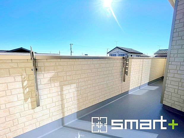 ~洗濯物も干しやすいバルコニー~ ・バルコニーには物干し竿受けが標準装備されております。 ・テラス屋根等のオプションもお気軽にご相談くださいませ。