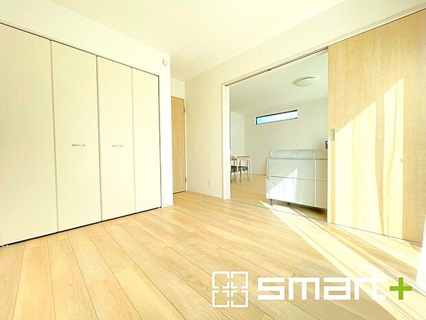 ~2面採光の明るいお部屋~ ・洋室は2面採光とする事で穏やかな陽の入る明るい空間となっております。 ・くつろぎのプライベート時間を明るい空間で穏やかにお過ごしいただけます。