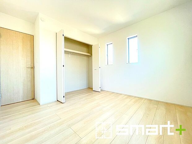 ~収納豊富な洋室~ ・各居室に備え付けの収納をご用意。タンスなどを置く場合と比べ出っ張らないので部屋の中を有効のご活用いただけます。 ・収納の広さなどぜひ現地でご確認くださいませ。