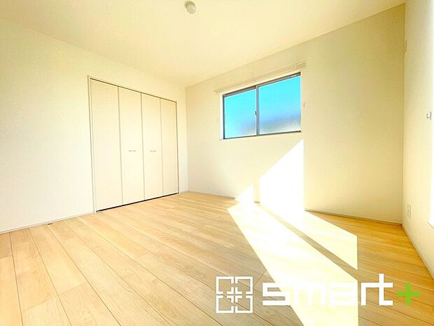 ~自然な風合いの洋室~ ・ナチュラルな色彩で纏められた洋室は家具のコーディネートもしやすくなっております。 ・どんな家具にするか考えるだけでも楽しくなってきますね。