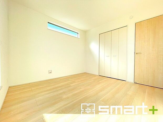 ~2面採光の明るいお部屋~ ・洋室は2面採光とする事で穏やかな陽の入る明るい空間となっております。 ・くつろぎのプライベート時間を明るい空間で穏やかにお過ごしいただけます。