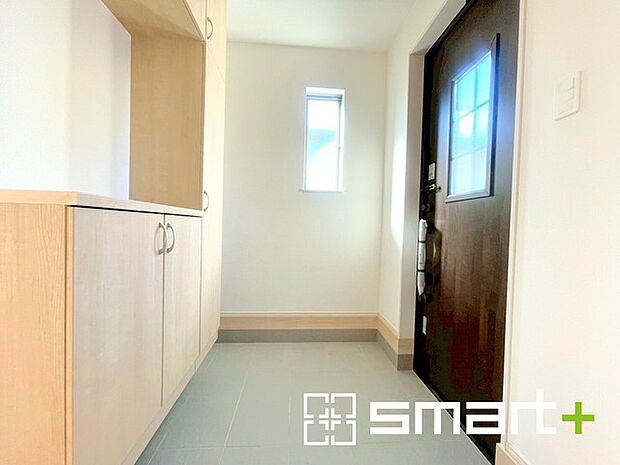 〜余裕の広さの玄関〜 ・玄関スペースを大きく取る事でご帰宅された際の開放感が違います。 ・お客様を出迎える顔にもなる玄関、この広さは魅力的ですね。ぜひ現地でご体感くださいませ。 