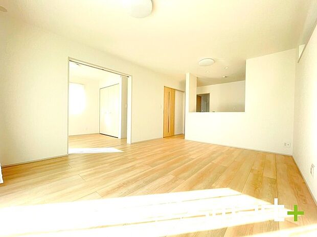 〜穏やかな陽の入るＬＤＫ〜 ・大きな窓のあるＬＤＫは陽当りも良好で明るい空間となっております。 ・ご家族団らんなど過ごす時間の多いＬＤＫが明るいのは嬉しいポイントですね。 