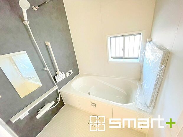 〜浴室乾燥機付きの浴室〜 ・浴室には乾燥機が付いているので雨の日でも洗濯物を干すことが可能です。 ・水はけの良い床材など機能面も充実。マイクロバルなどオプションもご相談くださいませ。 