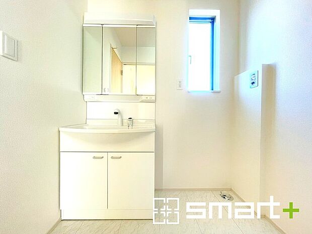 〜人気の三面鏡を採用〜 ・洗面台は三面鏡仕様なので鏡の角度を変える事で頭の後ろの方までご確認可能です。 ・鏡の裏が収納になっておりますので、洗面台周りもスッキリと片付きます。 