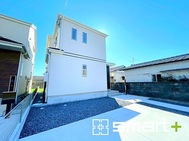 〜ベタ基礎でしっかりとした土台〜 ・コンクリートの中に鉄筋を配し強度を高めた「ベタ基礎」を採用。 ・しっかりとした土台を造ったうえで、その上に建物が築造されていきます。 