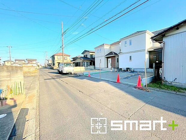 〜閑静な住宅街の立地〜 ・周辺は閑静な住宅街となっておりますので、静かな暮らしをご実現いただけます。 ・前面道路の交通量も多くないので、小さなお子様がいるご家庭でもご安心ですね。 