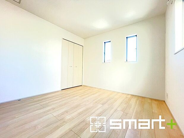 〜2面採光の明るいお部屋〜 ・洋室は2面採光とする事で穏やかな陽の入る明るい空間となっております。 ・くつろぎのプライベート時間を明るい空間で穏やかにお過ごしいただけます。 