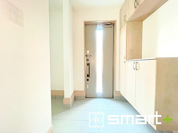 ~余裕の広さの玄関~ ・玄関スペースを大きく取る事でご帰宅された際の開放感が違います。 ・お客様を出迎える顔にもなる玄関、この広さは魅力的ですね。ぜひ現地でご体感くださいませ。