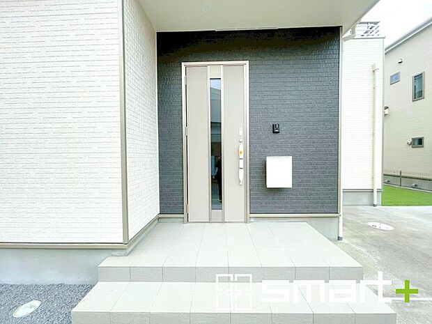 ~お住まいの顔「玄関」~ ・玄関ドアの上にはもちろん軒がございますので、雨の日でも濡れずに鍵の開閉が可能です。 ・鍵は防犯性に優れたディンプルキーを採用。