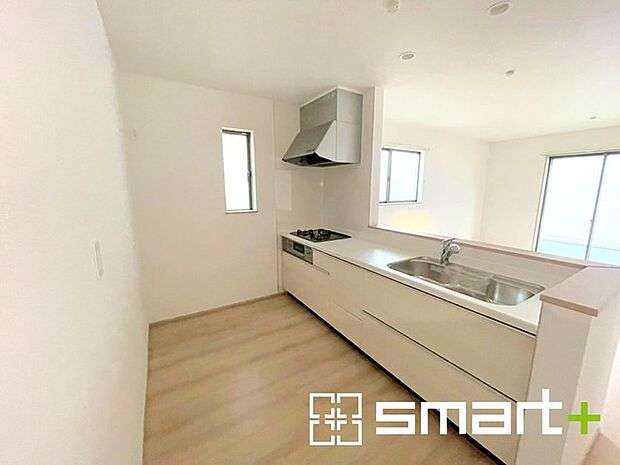 ~使い勝手の良いシステムキッチン~ ・料理がしやすい設計のキッチンでお料理もはかどりますね。 ・もちろんキッチン下部は収納になっておりますので、フライパンなども収納可能です。