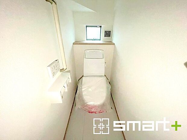 ~やはり便利なタンク式トイレ~ ・最近はタンクレストイレもございますが、タンク式の場合は停電時もお水を流すことが可能。 ・故障時なども比較的費用が安くなるなど、メリットが多くなります。