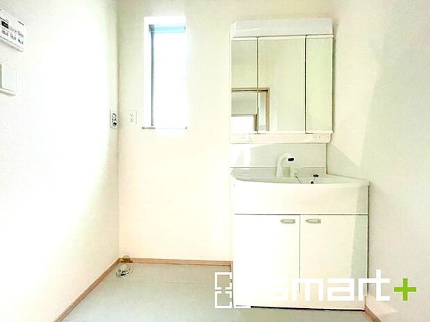 ~人気の三面鏡を採用~ ・洗面台は三面鏡仕様なので鏡の角度を変える事で頭の後ろの方までご確認可能です。 ・鏡の裏が収納になっておりますので、洗面台周りもスッキリと片付きます。