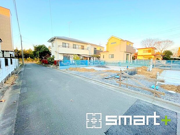 〜閑静な住宅街の立地〜 ・周辺は閑静な住宅街となっておりますので、静かな暮らしをご実現いただけます。 ・前面道路の交通量も多くないので、小さなお子様がいるご家庭でもご安心ですね。 