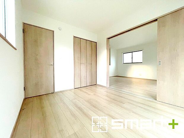 ~2面採光の明るいお部屋~ ・洋室は2面採光とする事で穏やかな陽の入る明るい空間となっております。 ・くつろぎのプライベート時間を明るい空間で穏やかにお過ごしいただけます。