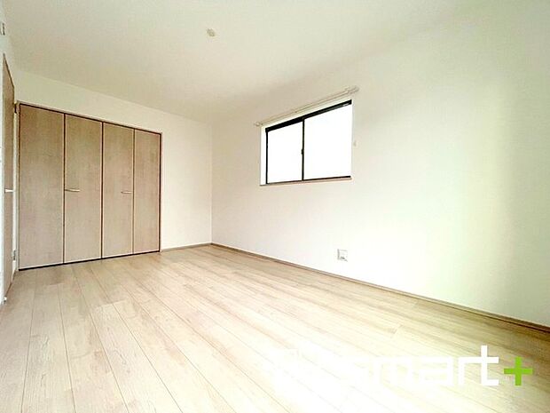 ~収納豊富な洋室~ ・各居室に備え付けの収納をご用意。タンスなどを置く場合と比べ出っ張らないので部屋の中を有効のご活用いただけます。 ・収納の広さなどぜひ現地でご確認くださいませ。