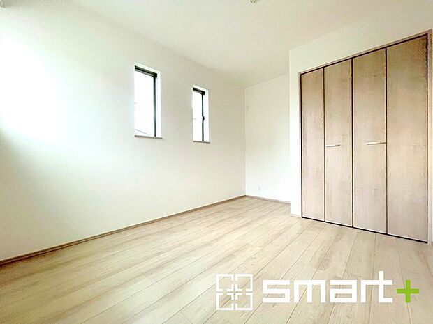 ～自然な風合いの洋室～ ・ナチュラルな色彩で纏められた洋室は家具のコーディネートもしやすくなっております。 ・どんな家具にするか考えるだけでも楽しくなってきますね。 